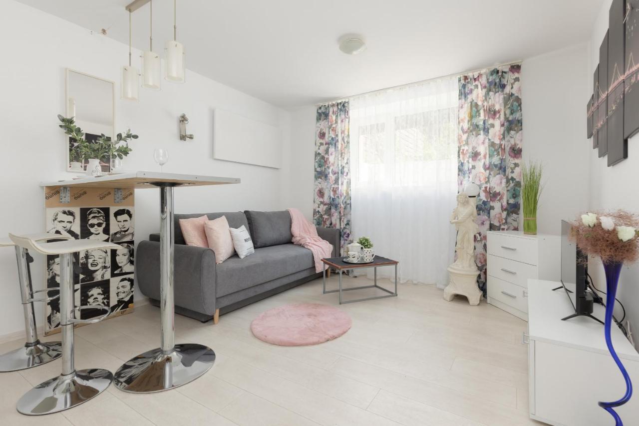 Affordable Underground Studio Near Pge Narodowy By Noclegi Renters Varsovia Exterior foto
